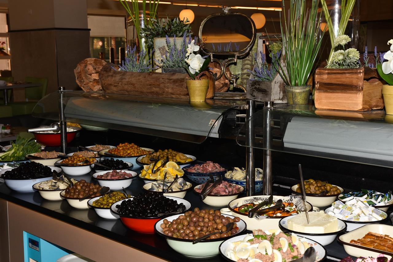 Neptune Eilat By Dan Hotels Ngoại thất bức ảnh A buffet at a restaurant