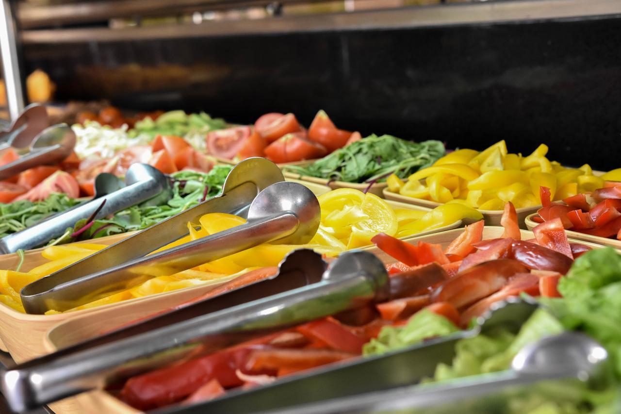 Neptune Eilat By Dan Hotels Ngoại thất bức ảnh A salad bar