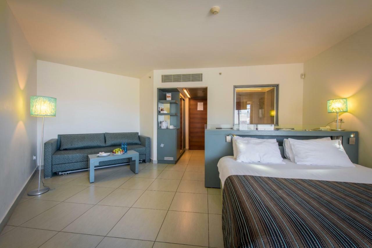 Neptune Eilat By Dan Hotels Ngoại thất bức ảnh A room at the Leonardo Hotel Berlin-Spandau